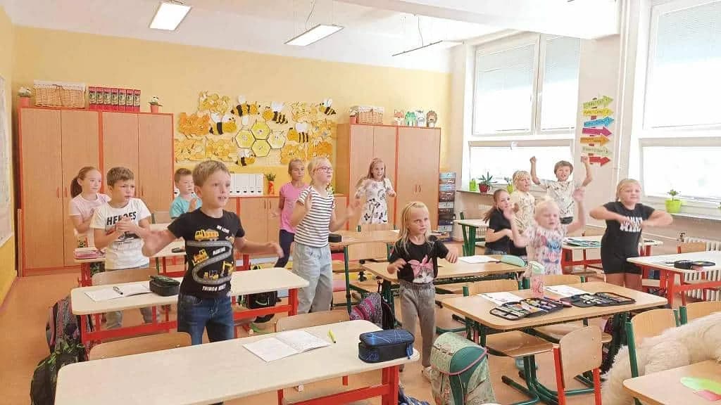 Fotografie z článku: Natáčení videoklipů s Pomněnkou a Rubínkou v ZŠ Horní Moštěnice