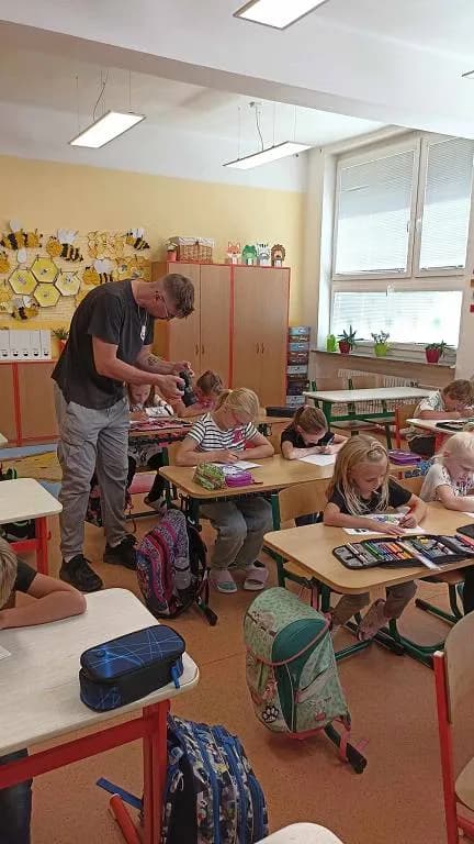 Fotografie z článku: Natáčení videoklipů s Pomněnkou a Rubínkou v ZŠ Horní Moštěnice