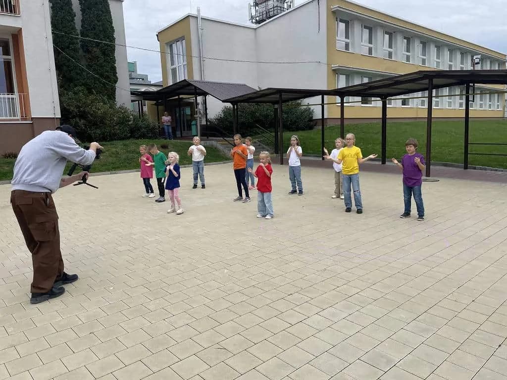 Fotografie z článku: Natáčení videoklipů s Pomněnkou a Rubínkou v ZŠ Horní Moštěnice