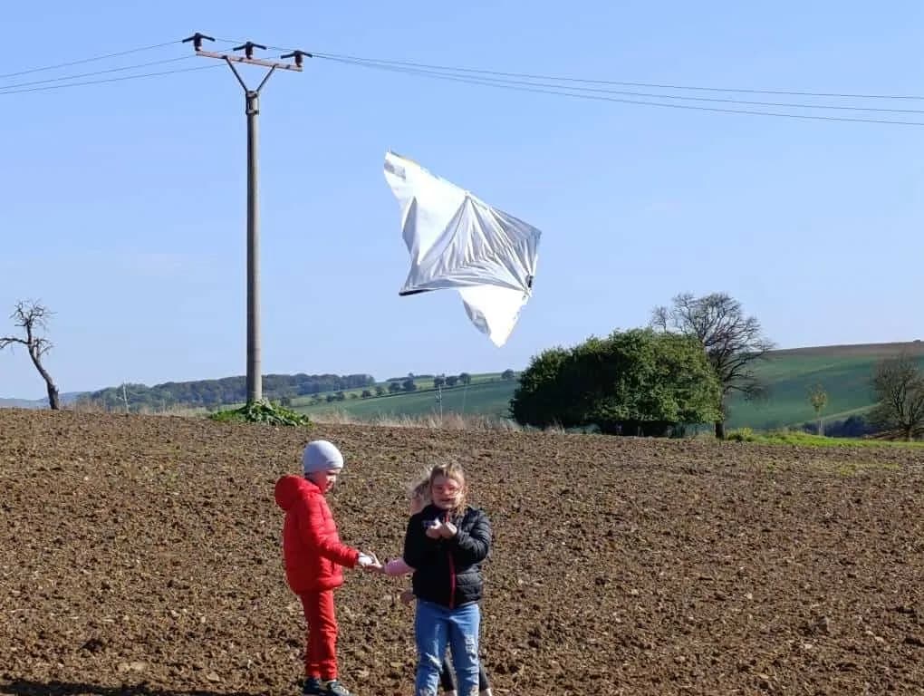 Fotografie z článku: Pouštění draků u Soviček