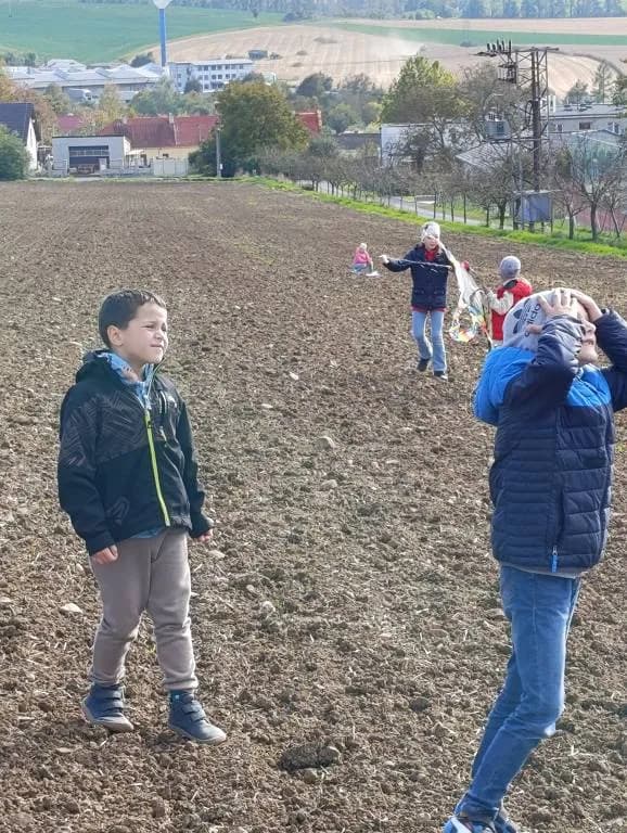 Fotografie z článku: Pouštění draků u Soviček
