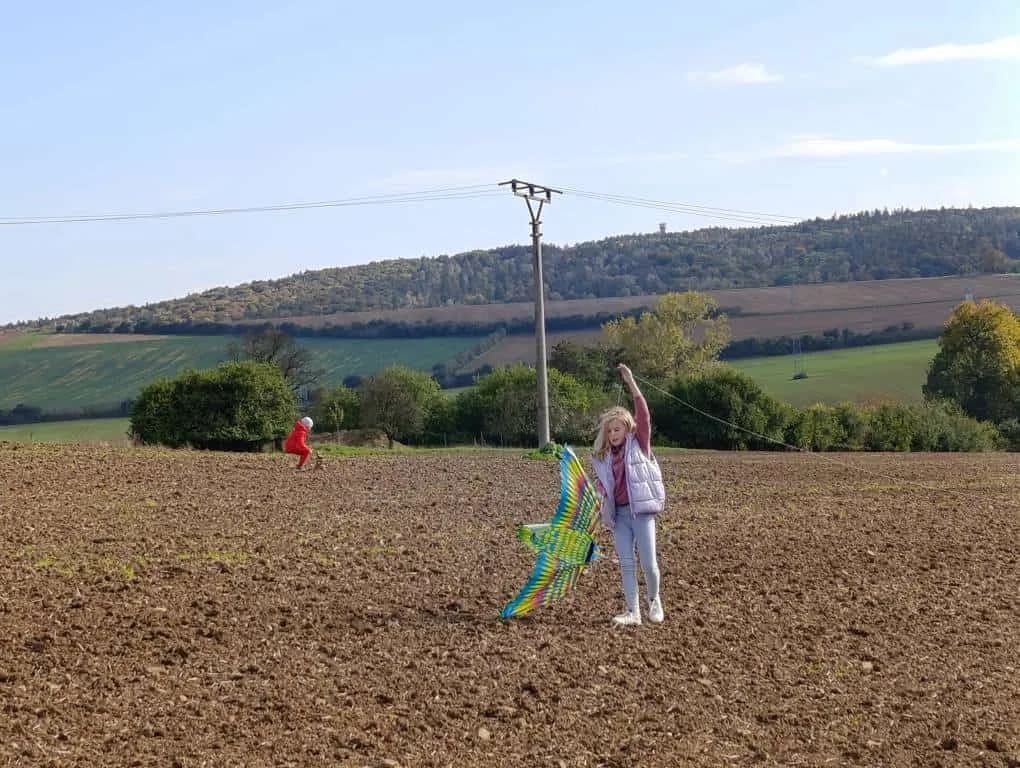Fotografie z článku: Pouštění draků u Soviček