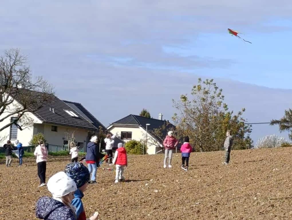 Fotografie z článku: Pouštění draků u Soviček