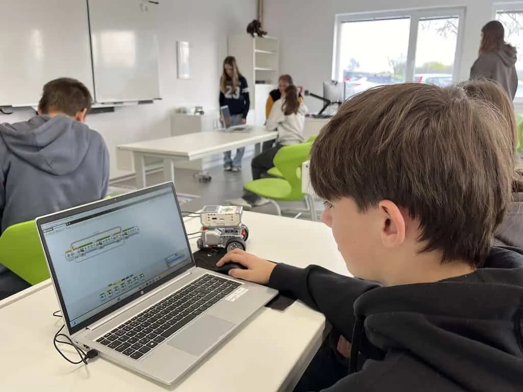 Fotografie z článku: Programování s robotickou stavebnicí Lego Mindstorms EV3