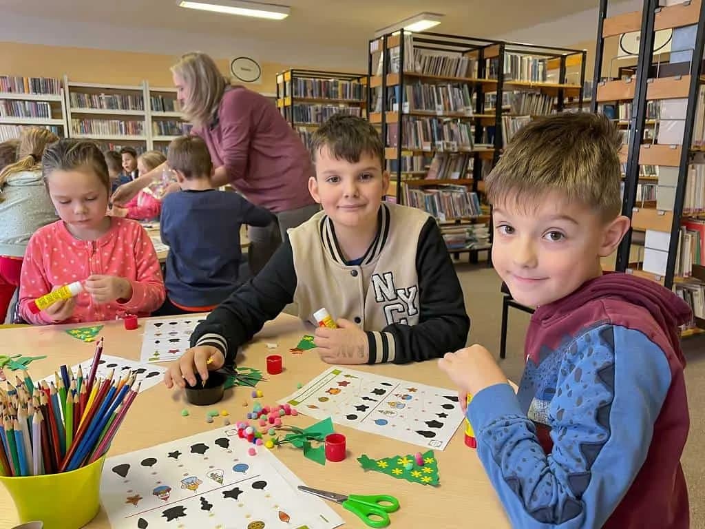 Fotografie z článku: Smajlíci v knihovně