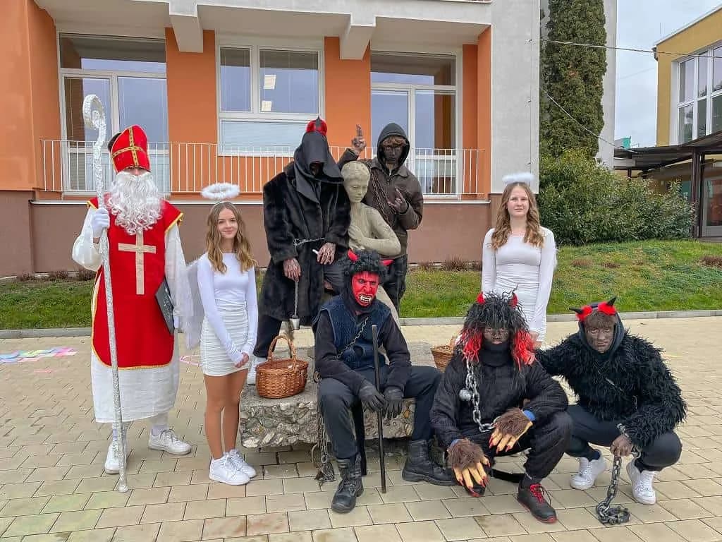 Fotografie z článku: Mikuláš v ZŠ