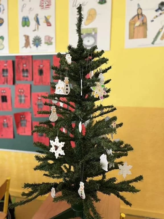 Fotografie z článku: Výsledky soutěže školního parlamentu o nejkrásnější třídní vánoční stromeček