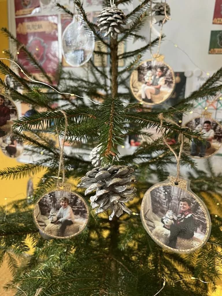 Fotografie z článku: Výsledky soutěže školního parlamentu o nejkrásnější třídní vánoční stromeček