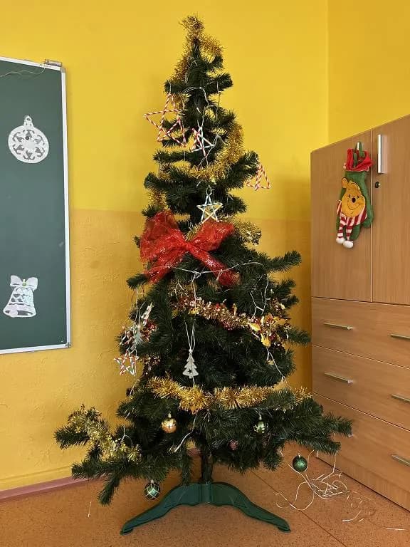 Fotografie z článku: Výsledky soutěže školního parlamentu o nejkrásnější třídní vánoční stromeček