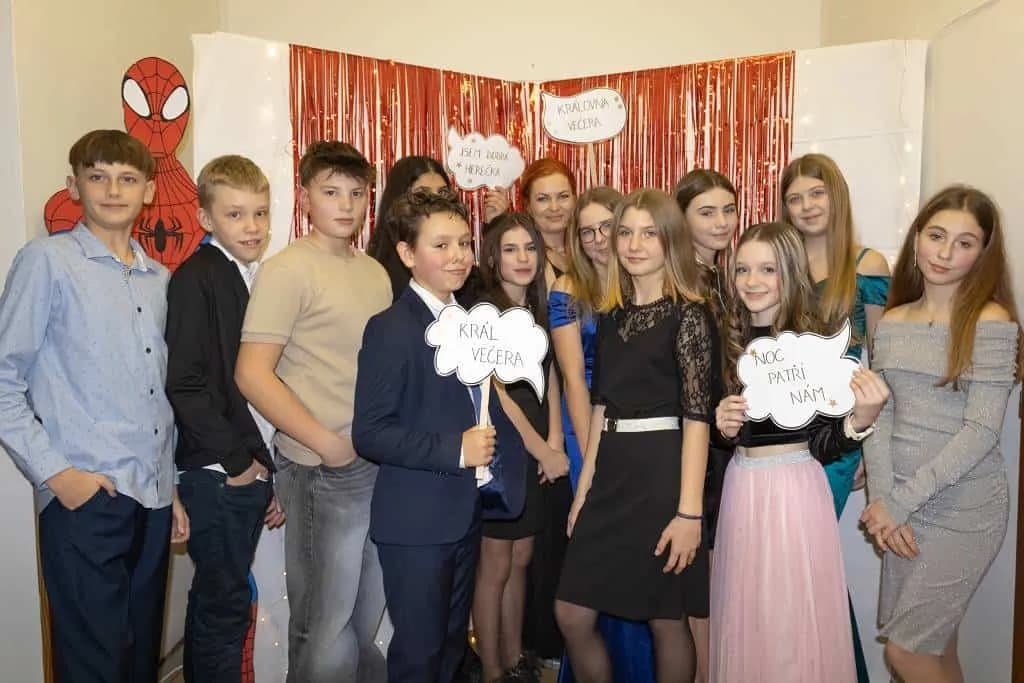 Fotografie z článku: Druhý ročník Žákovského plesu přinesl spoustu zábavy!