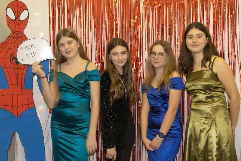 Fotografie z článku: Druhý ročník Žákovského plesu přinesl spoustu zábavy!