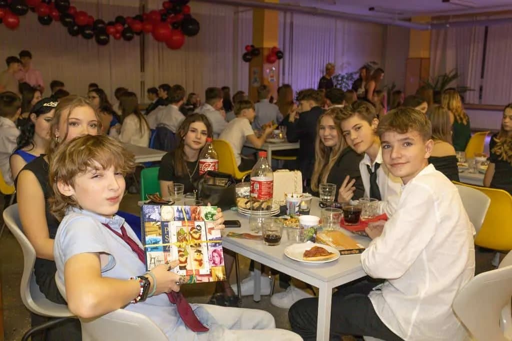 Fotografie z článku: Druhý ročník Žákovského plesu přinesl spoustu zábavy!