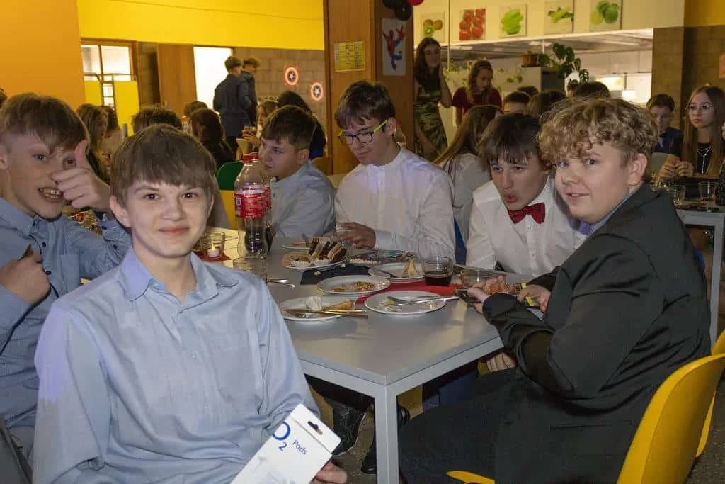 Fotografie z článku: Druhý ročník Žákovského plesu přinesl spoustu zábavy!