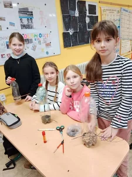 Fotografie z článku: Výroba krmítek ve IV. A