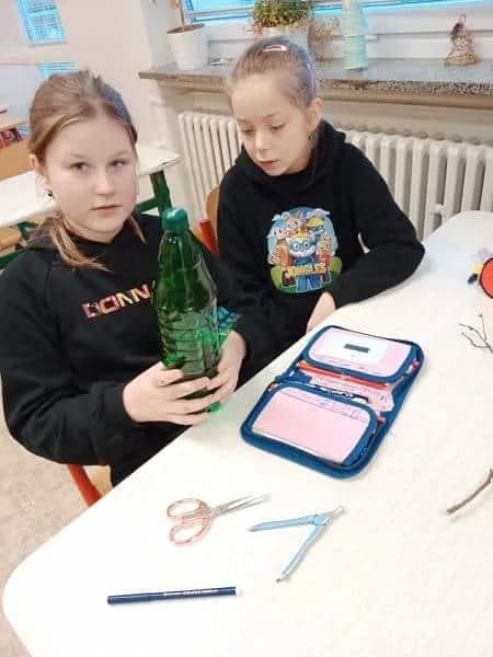 Fotografie z článku: Výroba krmítek ve IV. A