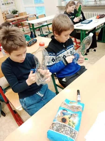 Fotografie z článku: Výroba krmítek ve IV. A