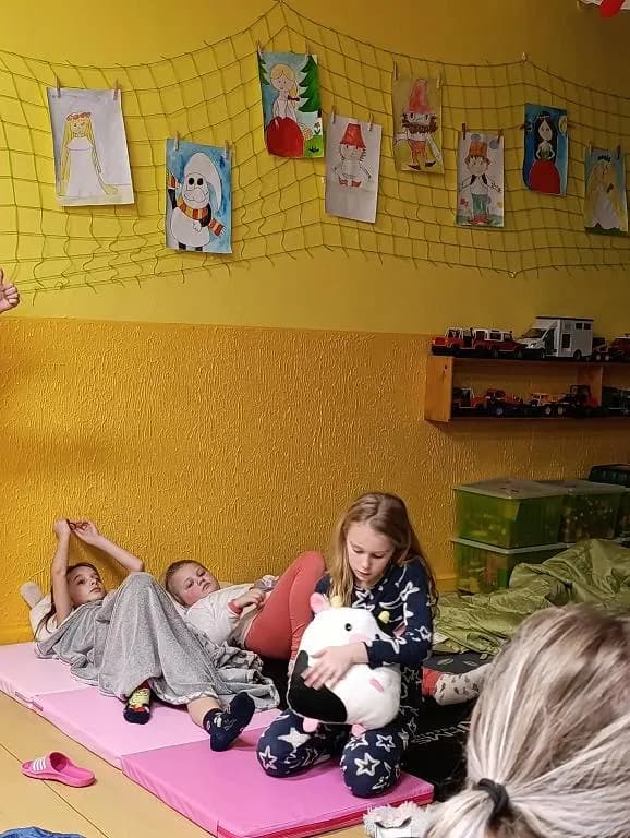 Fotografie z článku: Noc s Andersenem
