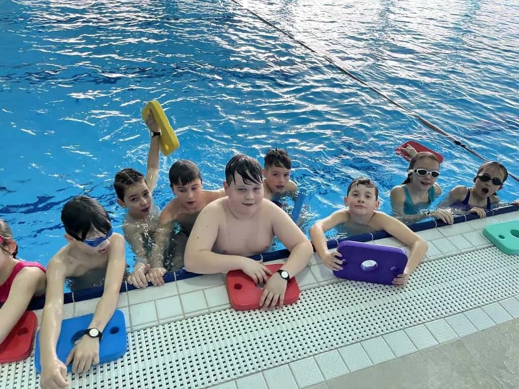 Fotografie z článku: 3. a 4. třídy si užívají na bazéně při výuce plavání