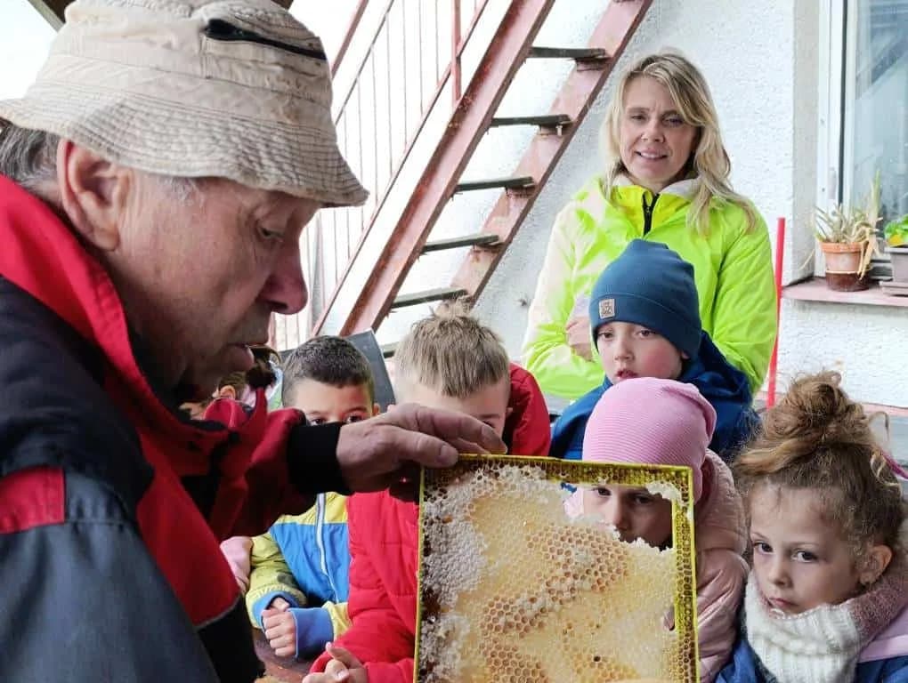 Fotografie z článku: I. A na návštěvě u včelaře