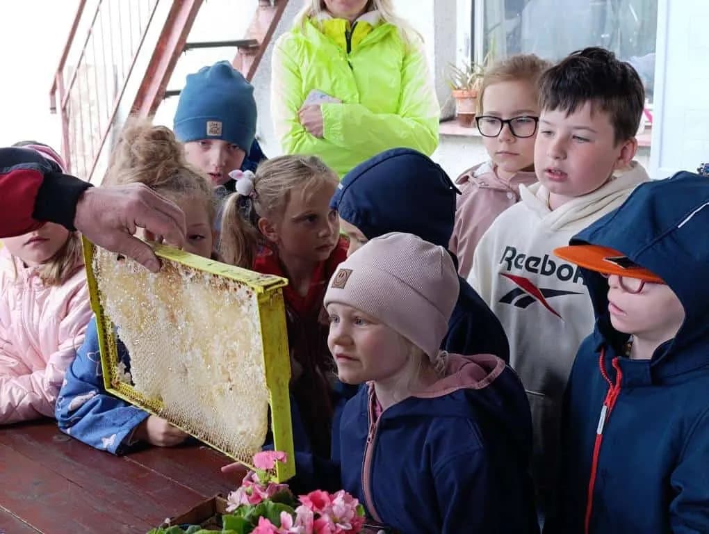Fotografie z článku: I. A na návštěvě u včelaře