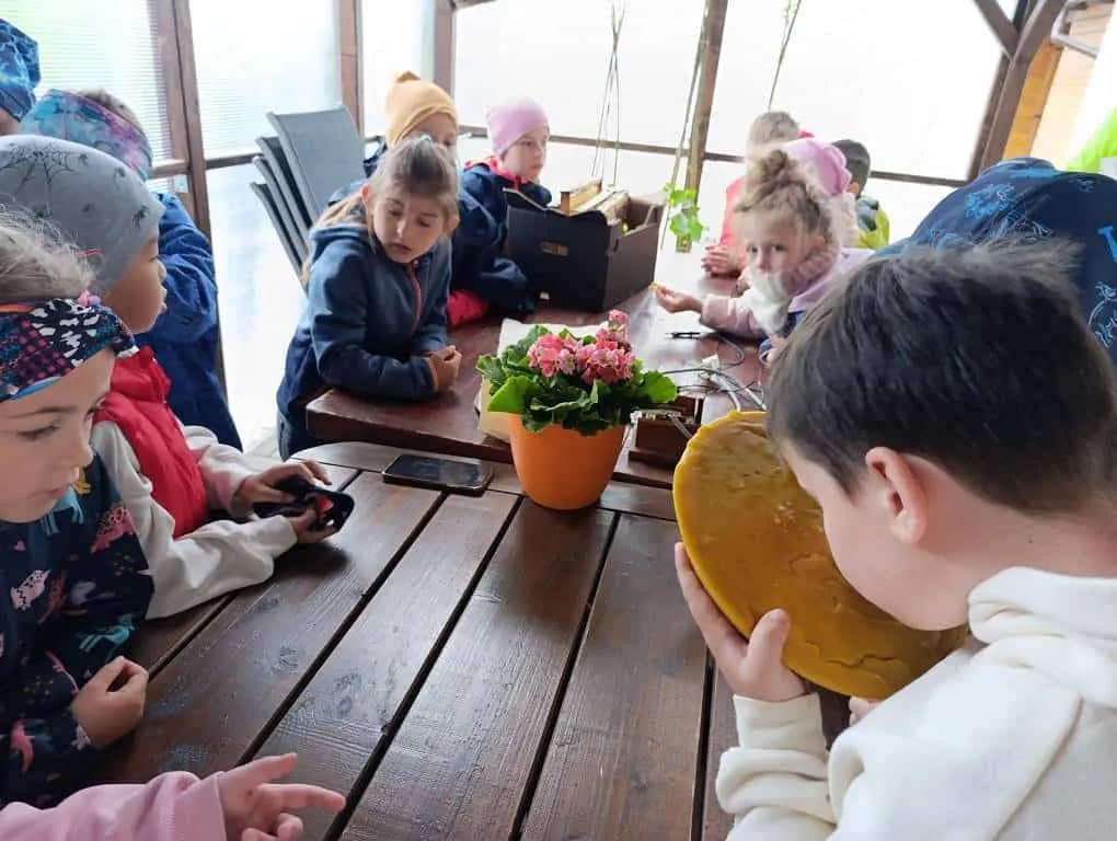 Fotografie z článku: I. A na návštěvě u včelaře