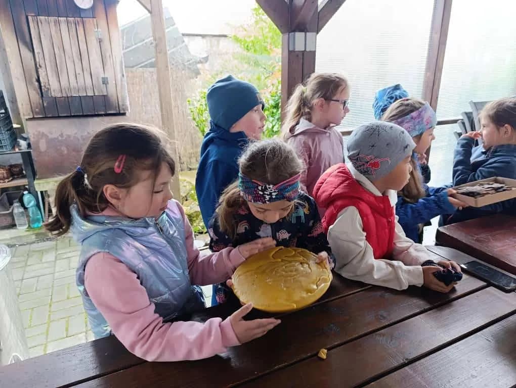 Fotografie z článku: I. A na návštěvě u včelaře