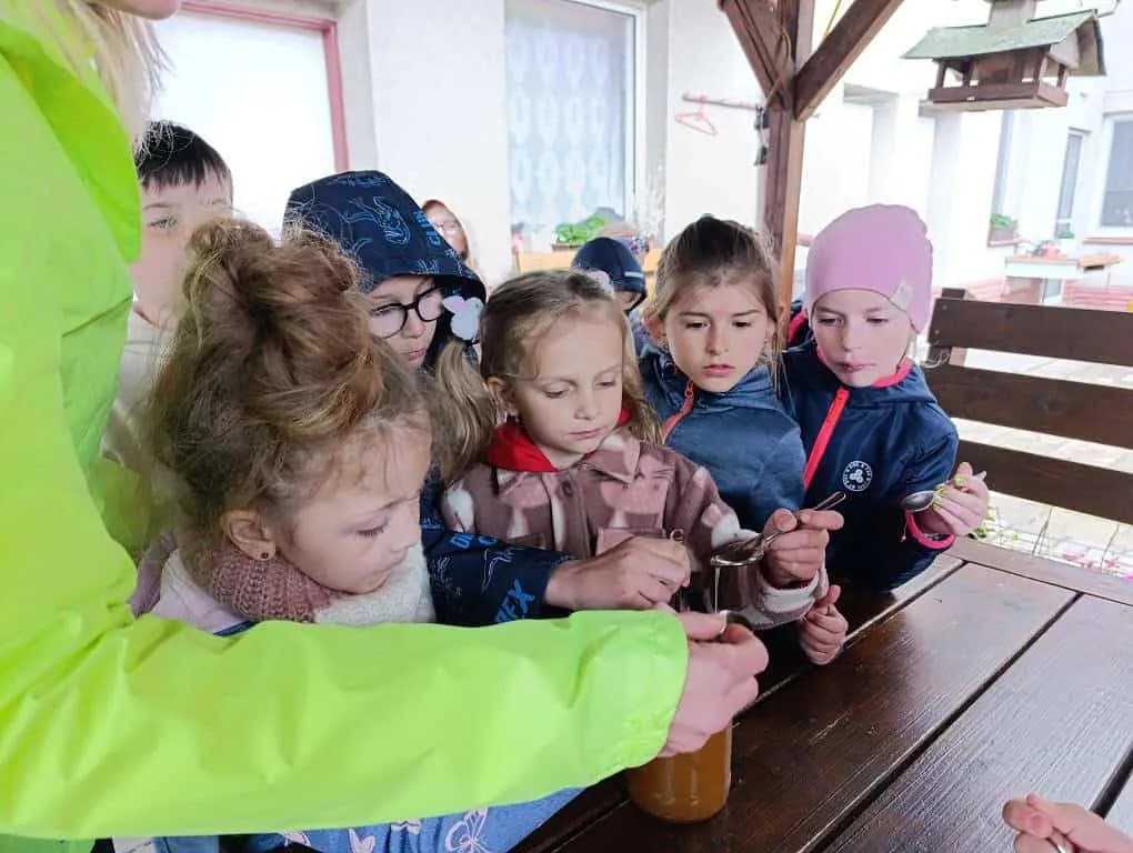 Fotografie z článku: I. A na návštěvě u včelaře