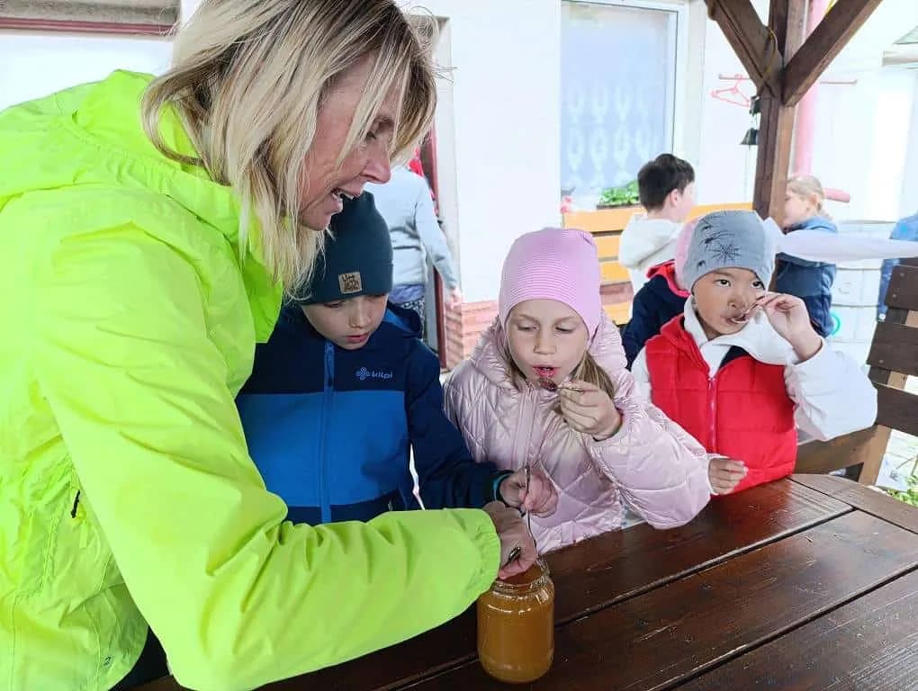 Fotografie z článku: I. A na návštěvě u včelaře