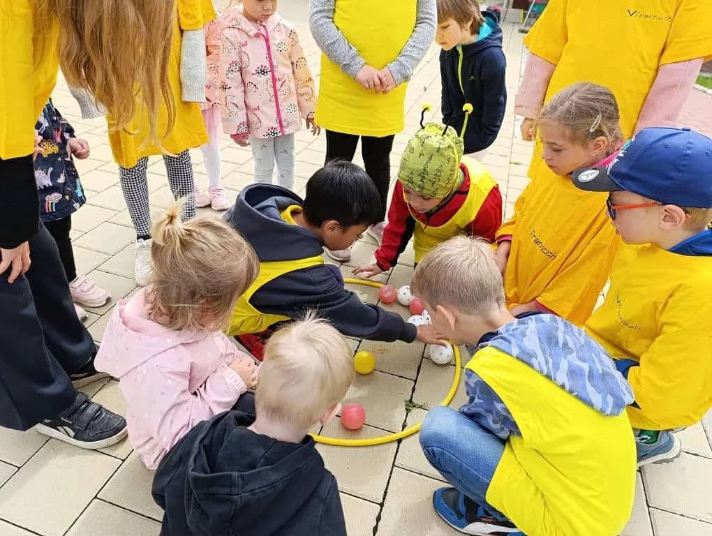 Fotografie z článku: Včelí den: I. A s kamarády z MŠ Včeličky