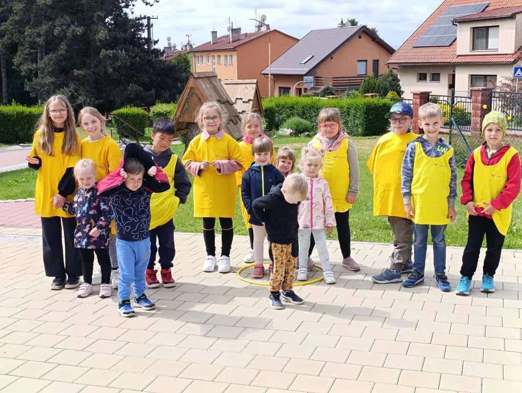 Fotografie z článku: Včelí den: I. A s kamarády z MŠ Včeličky