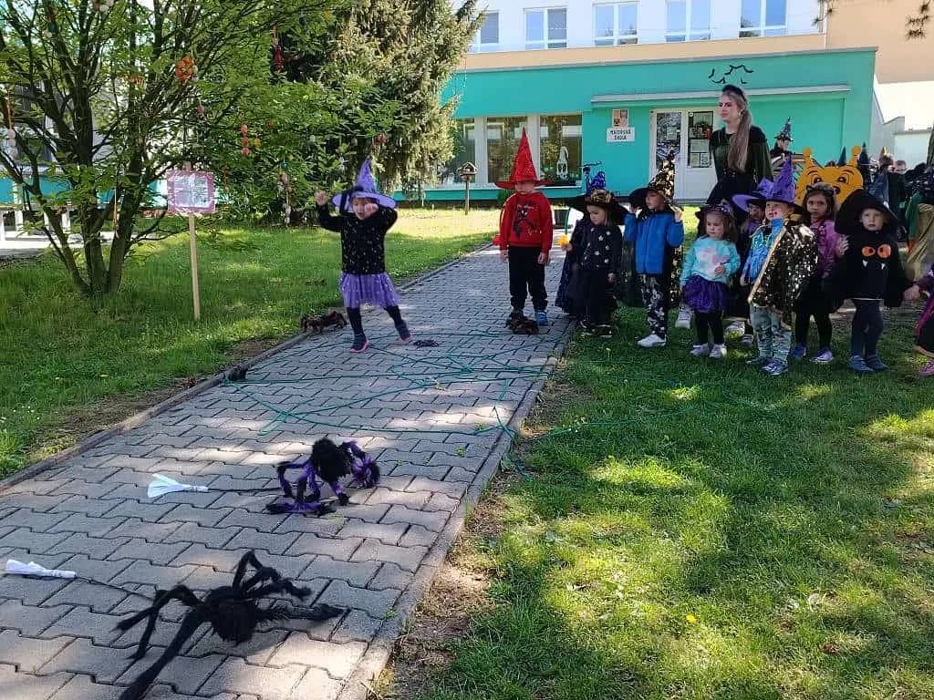 Fotografie z článku: Slet čarodějnic a čarodějů v naší školce