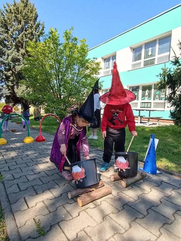 Fotografie z článku: Slet čarodějnic a čarodějů v naší školce