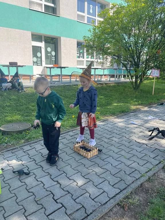 Fotografie z článku: Slet čarodějnic a čarodějů v naší školce