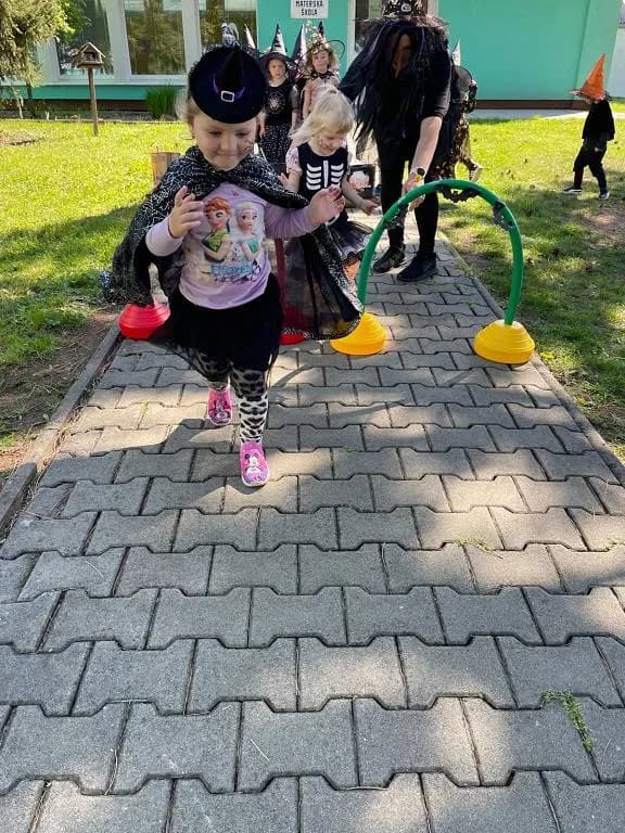 Fotografie z článku: Slet čarodějnic a čarodějů v naší školce