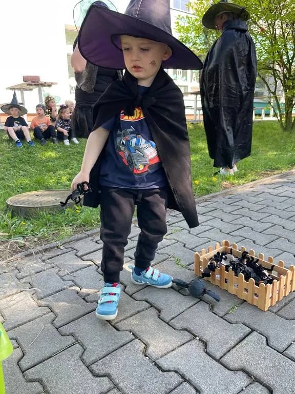 Fotografie z článku: Slet čarodějnic a čarodějů v naší školce