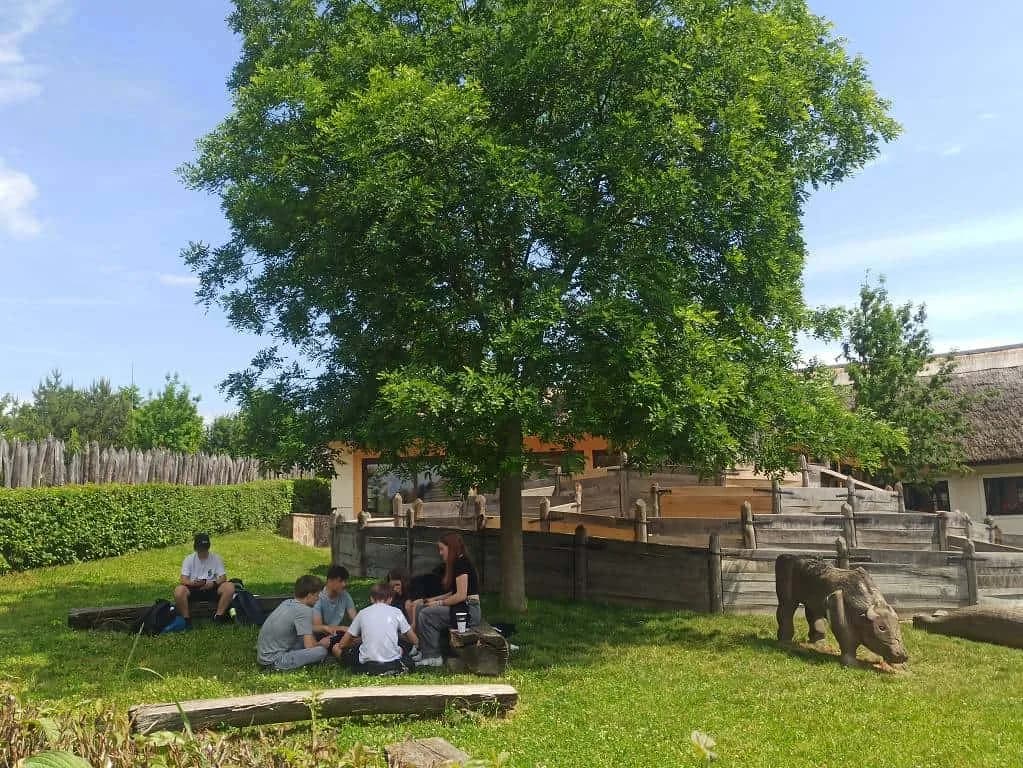 Fotografie z článku: Sedmáci na výletě za historií, přírodou a vůní perníku.