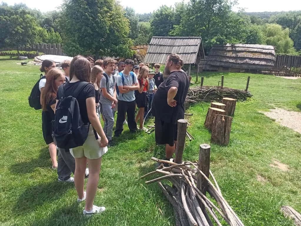 Fotografie z článku: Sedmáci na výletě za historií, přírodou a vůní perníku.