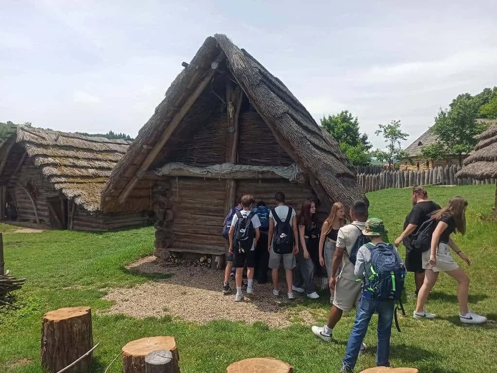 Fotografie z článku: Sedmáci na výletě za historií, přírodou a vůní perníku.