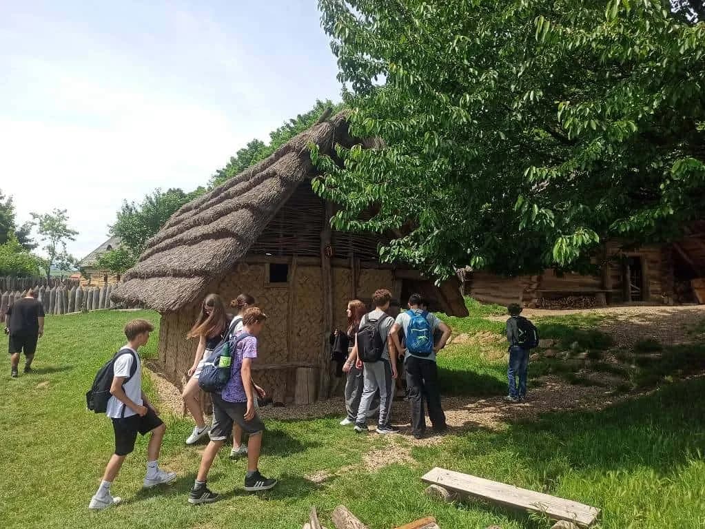 Fotografie z článku: Sedmáci na výletě za historií, přírodou a vůní perníku.