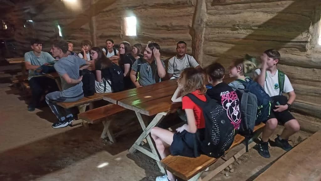 Fotografie z článku: Sedmáci na výletě za historií, přírodou a vůní perníku.