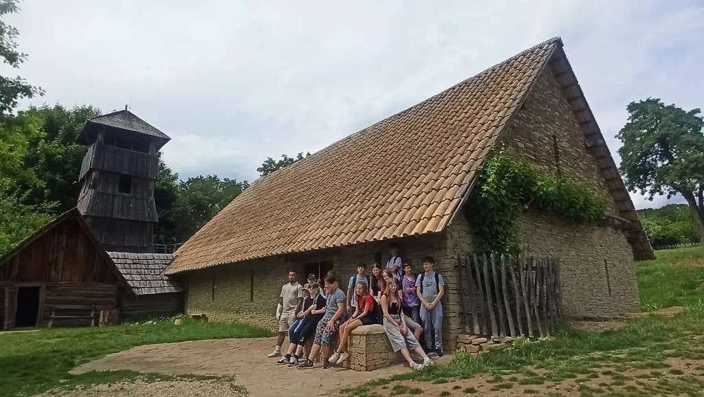 Fotografie z článku: Sedmáci na výletě za historií, přírodou a vůní perníku.