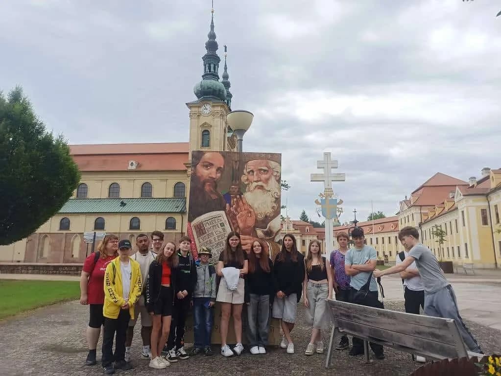 Fotografie z článku: Sedmáci na výletě za historií, přírodou a vůní perníku.