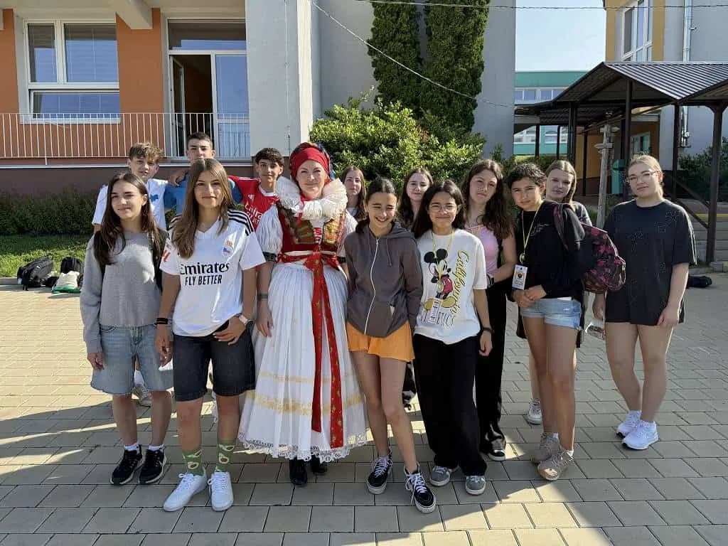 Fotografie z článku: Portugalští žáci na návštěvě v Horní Moštěnici