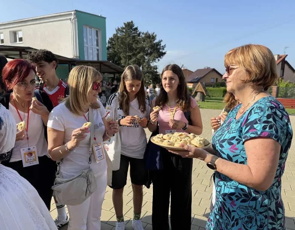 Fotografie z článku: Portugalští žáci na návštěvě v Horní Moštěnici