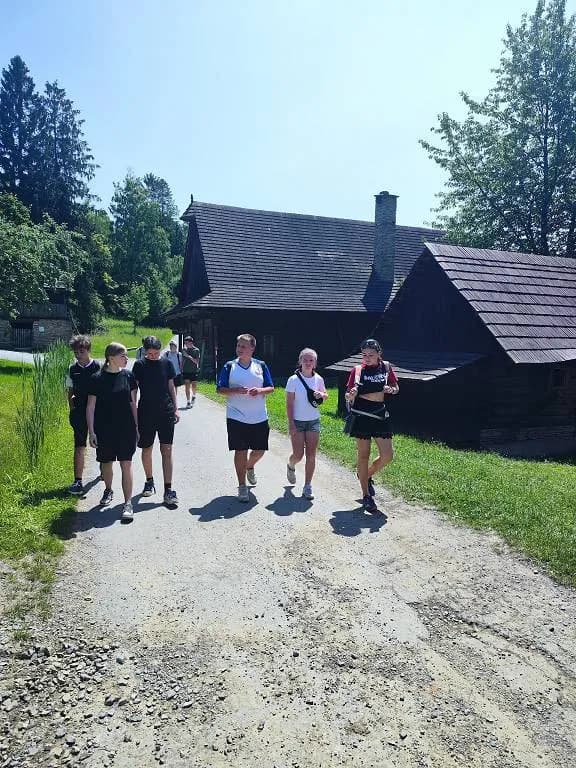 Fotografie z článku: Výlet VII. B do Rožnova p. R.
