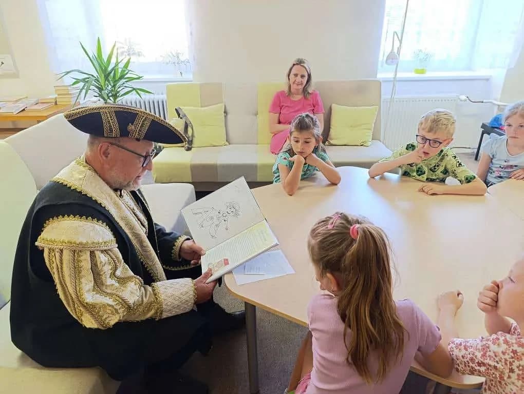 Fotografie z článku: Pasování prvňáčků na čtenáře