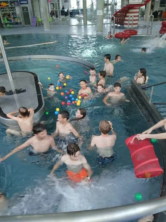 Fotografie z článku: Šestá třída v aquaparku