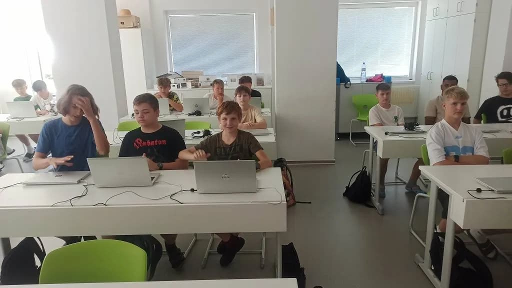 Fotografie z článku: Kyberšikana a AI