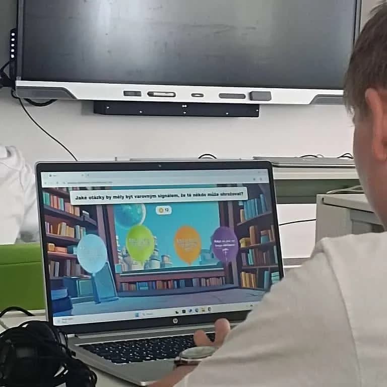 Fotografie z článku: Kyberšikana a AI