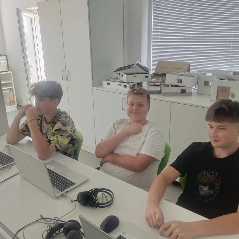 Fotografie z článku: Kyberšikana a AI